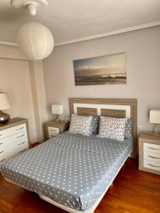 バレンシアにあるApartamento Playa el Cabanyalのベッドルーム1室(ベッド1台、ナイトスタンド2台付)