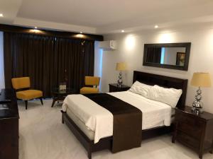 Un pat sau paturi într-o cameră la Golden House Hotel & Convention Center