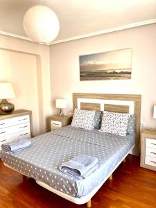 バレンシアにあるApartamento Playa el Cabanyalのベッドルーム1室(青いシーツと枕のベッド1台付)
