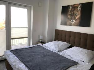 ein Bett in einem Schlafzimmer mit einem Bild eines Tigers in der Unterkunft Wattwurm in Butjadingen