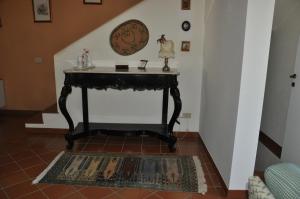 aoyer with a black table in a stair room at Villa Giusy 2 appartamenti indipendenti a locazione turistica breve -G&P HOLIDAY HOME in Valderice