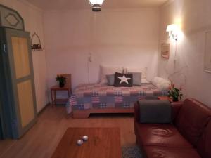 ein Wohnzimmer mit einem Bett und einem Sofa in der Unterkunft Gartenwohnung in Nieblum