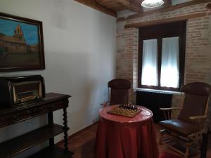 una habitación con una mesa con un tablero de ajedrez. en Casa Rural Las Cotarras, en Sanchonuño