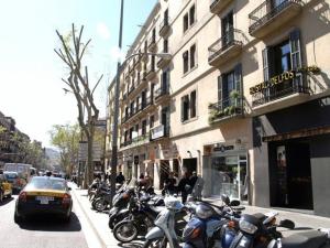 uma fila de motocicletas estacionadas numa rua da cidade em Hostal Delfos em Barcelona