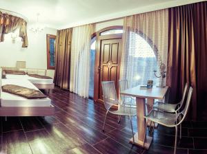 タソスにあるAbbacy Katiana's Castelleti 2のベッドルーム1室(ベッド1台、テーブル、椅子付)