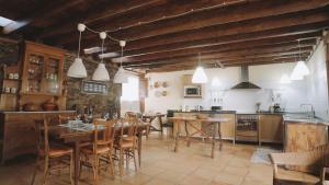 Casa La Monja في غاراتشيكو: مطبخ وغرفة طعام مع طاولة وكراسي