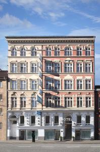 a large brick building with a hotel at Hotel Hansehof in Hamburg