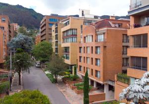 una calle vacía en una ciudad con edificios en GIO Suites Parque 93 Bogotá, en Bogotá