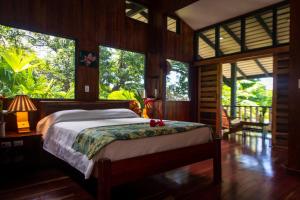 Een bed of bedden in een kamer bij Tiskita Jungle Lodge