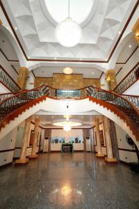 um grande hall com uma grande escadaria num edifício em Villa Jhoana Resort em Angono