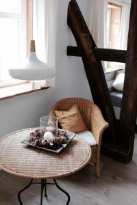 una mesa y una silla con una placa y una lámpara en Landhaus Weserbergland - Anton, en Vahlbruch