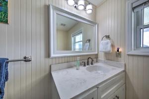 un bagno con un lavandino bianco e uno specchio di Pet-Friendly Waterfront Hayesville Cottage! a Hayesville Altre 26 foto