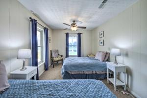 una camera da letto con due letti e un ventilatore a soffitto di Pet-Friendly Waterfront Hayesville Cottage! a Hayesville