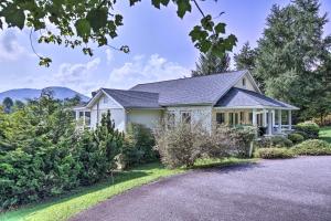 una casa in montagna con vialetto di Pet-Friendly Waterfront Hayesville Cottage! a Hayesville