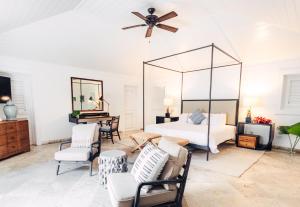 Schlafzimmer mit einem Bett und einem Deckenventilator in der Unterkunft Pink Sands Resort in Harbour Island