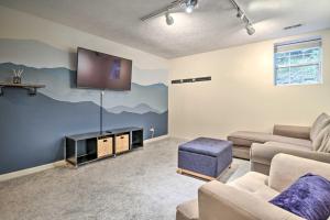 uma sala de estar com sofás e uma televisão de ecrã plano em Mills River Hideaway with Front Porch and Mtn Views! em Mills River