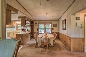 BurdettにあるCharming Burdett Home with Grill, Gazebo and Yardのテーブルと椅子のあるキッチンとダイニングルーム