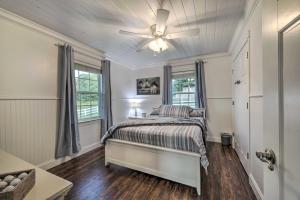 Postel nebo postele na pokoji v ubytování Waterfront Dunlap Cottage Large Yard and Views