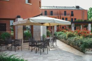 Vonkajšia záhrada v ubytovaní Hotel Crystal