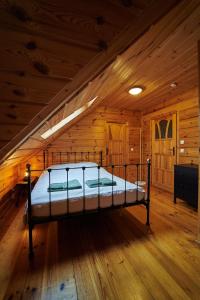 uma cama num quarto num chalé de madeira em BORYSÓWKA em Kopanica