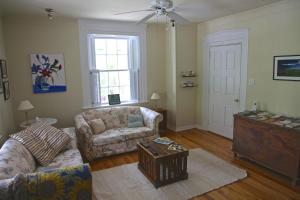 a living room with a couch and a coffee table at Le Passe-Partout in Cowansville