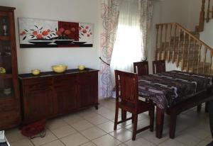 comedor con mesa, mesa y sillas en Townhouse in Cabo roig Aguamarina, en Cabo Roig
