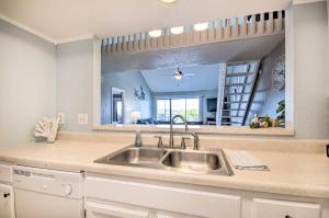 A cozinha ou kitchenette de Waterfront Ozark Gem with Pool Access and Lake Views!