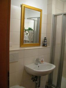 bagno con lavandino e specchio di Ferienwohnung Oelstorf a Eckernförde