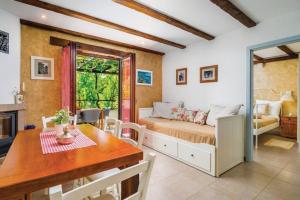 ein Schlafzimmer mit einem Bett und einem Tisch sowie ein Esszimmer in der Unterkunft Holiday House - Old Olive in Porozina
