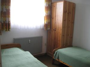 1 dormitorio con 2 camas individuales y ventana en Ferienwohnung Plaggemars Verm nur Sonntag auf Samstag en Seehausen am Staffelsee