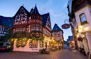 a city street with a large building with lights at Hotel am Markt Bacharach in Bacharach