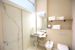 een badkamer met een douche, een toilet en een wastafel bij Apartments 19 in Zagreb +9 foto's