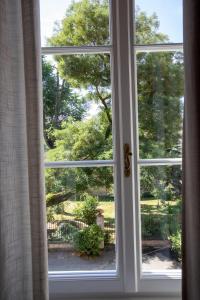 een open raam met uitzicht op een tuin bij Apartments 19 in Zagreb