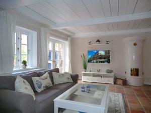 ein Wohnzimmer mit einem Sofa und einem Couchtisch in der Unterkunft Seemöwe 5 Herrenhof in Wrixum