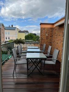 a patio with a table and chairs on a deck at Zentrales Wohnen auf Zeit nähe Hauptbahnhof und Innenstadt in Lübeck