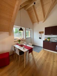 uma cozinha e sala de jantar com mesa e cadeiras em Ferienwohnung Apfelkrönchen em Spiegelberg