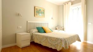 A bed or beds in a room at Sevilla Alameda PG Apartamentos