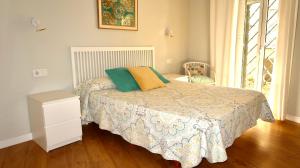 A bed or beds in a room at Sevilla Alameda PG Apartamentos