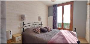 Postel nebo postele na pokoji v ubytování Résidence Orazur - Appartement de Charme - 2 chambres - Poêle à bois - 2 balcons - Jardin - Parking - Internet - Linge et Ménage en options payantes