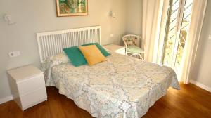 A bed or beds in a room at Sevilla Alameda PG Apartamentos