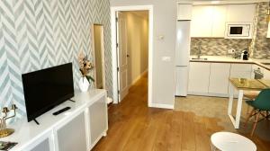 A kitchen or kitchenette at Sevilla Alameda PG Apartamentos