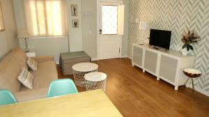 A television and/or entertainment centre at Sevilla Alameda PG Apartamentos