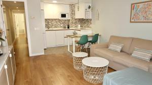 A kitchen or kitchenette at Sevilla Alameda PG Apartamentos