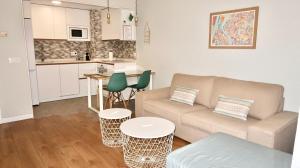 A kitchen or kitchenette at Sevilla Alameda PG Apartamentos