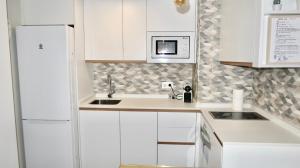 A kitchen or kitchenette at Sevilla Alameda PG Apartamentos