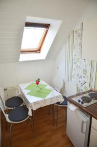a kitchen with a table and chairs and a window at Ferienhof Frohne - Up den Heibalken in Merzen