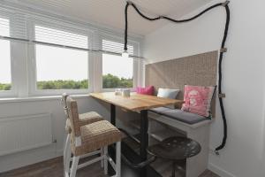 a home office with a desk and a chair at Surfbude 02 in Utersum