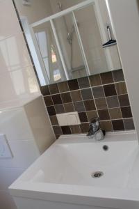 een badkamer met een wastafel en een spiegel bij Chalet bis 6 Personen ohne Hund - a16982 in Flüthörn
