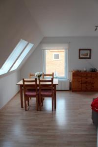 a dining room with a table and chairs and a window at Ferienwohnung "Strand Hus 2" in Heiligenhafen