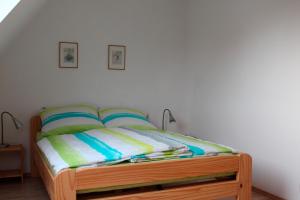 un letto con struttura in legno in una stanza di Ferienwohnung "Strand Hus 2" a Heiligenhafen